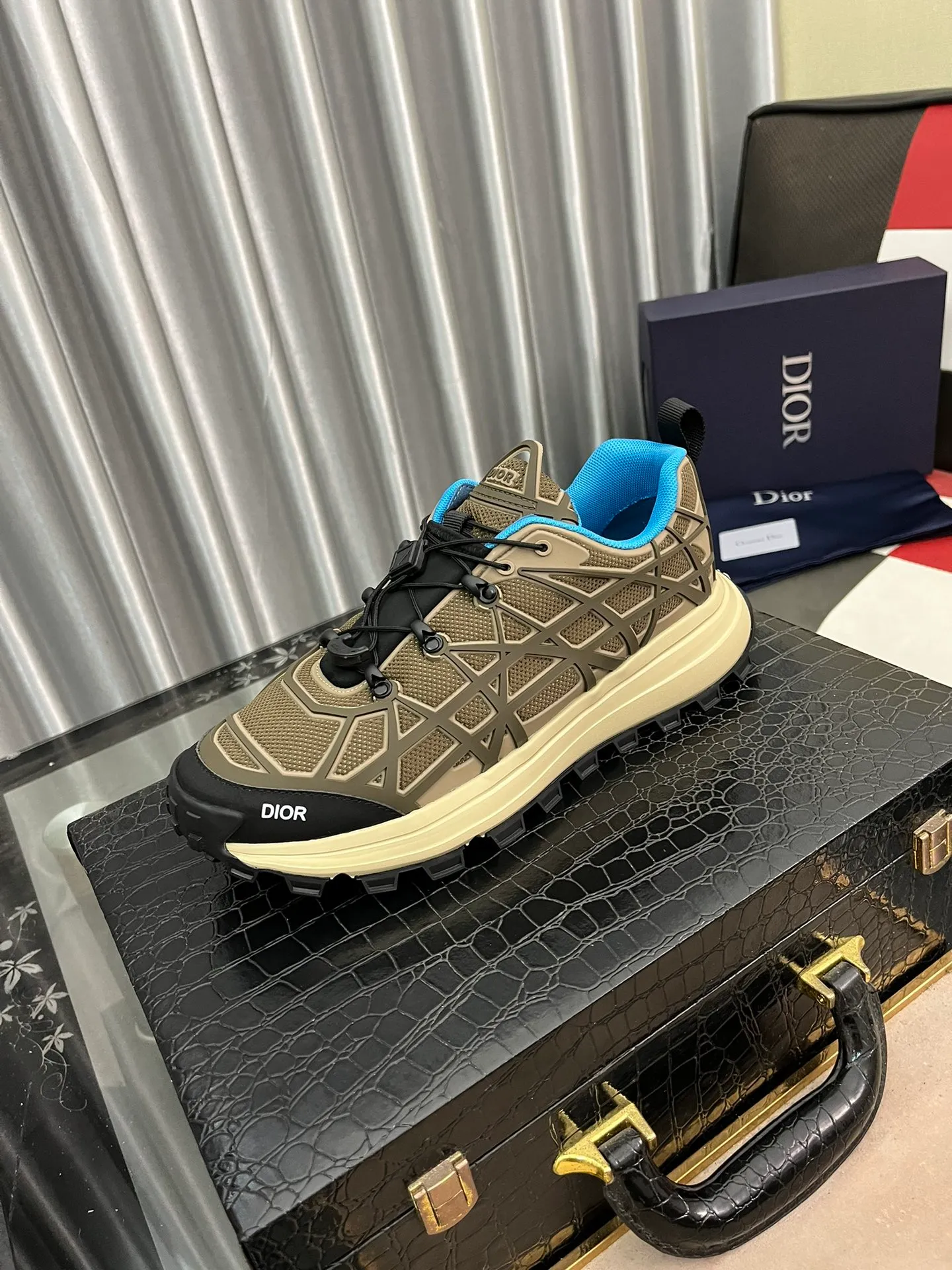 Ex-factory price 520⌚️⌚️B31 RUNNER sports shoes highlight the fashionable silhouette and are decorated with curved cannage pattern. They reinterpret the classic pattern in a structural style and enrich the Dior 2023 summer men's wear series. Meticulously crafted using the advanced craftsmanship of hiking shoes, it blends outdoor culture with Dior heritage. Code number 38-445⃣️Color optional